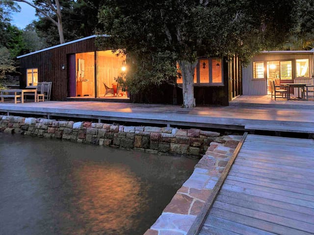 Oxley Boatshed . A Classic Hawkesbury Boatshed