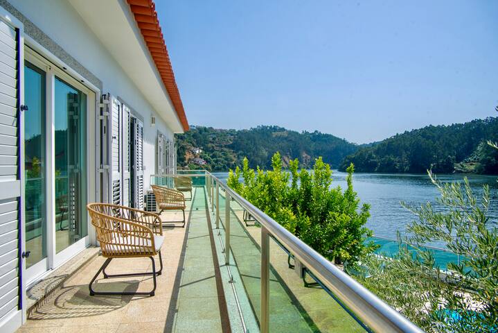 Porto River Villa | Luxury & Nature (w/boat dock) gallery image 3