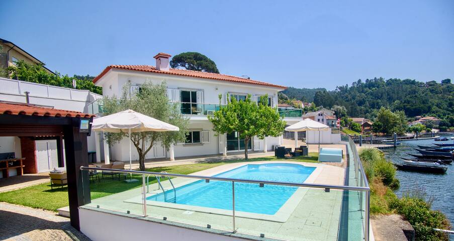 Porto River Villa | Luxury & Nature (w/boat dock) gallery image 2