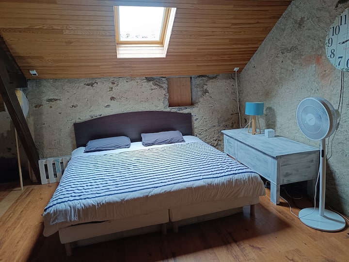 Cama King Size 200X200, dormitorio segundo piso, lado de la cama.