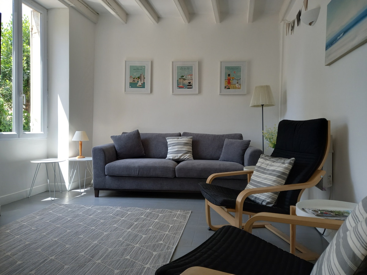 Proprietà Airbnb di successo: Farmhouse with heated pool and large games barn a Charente Maritime