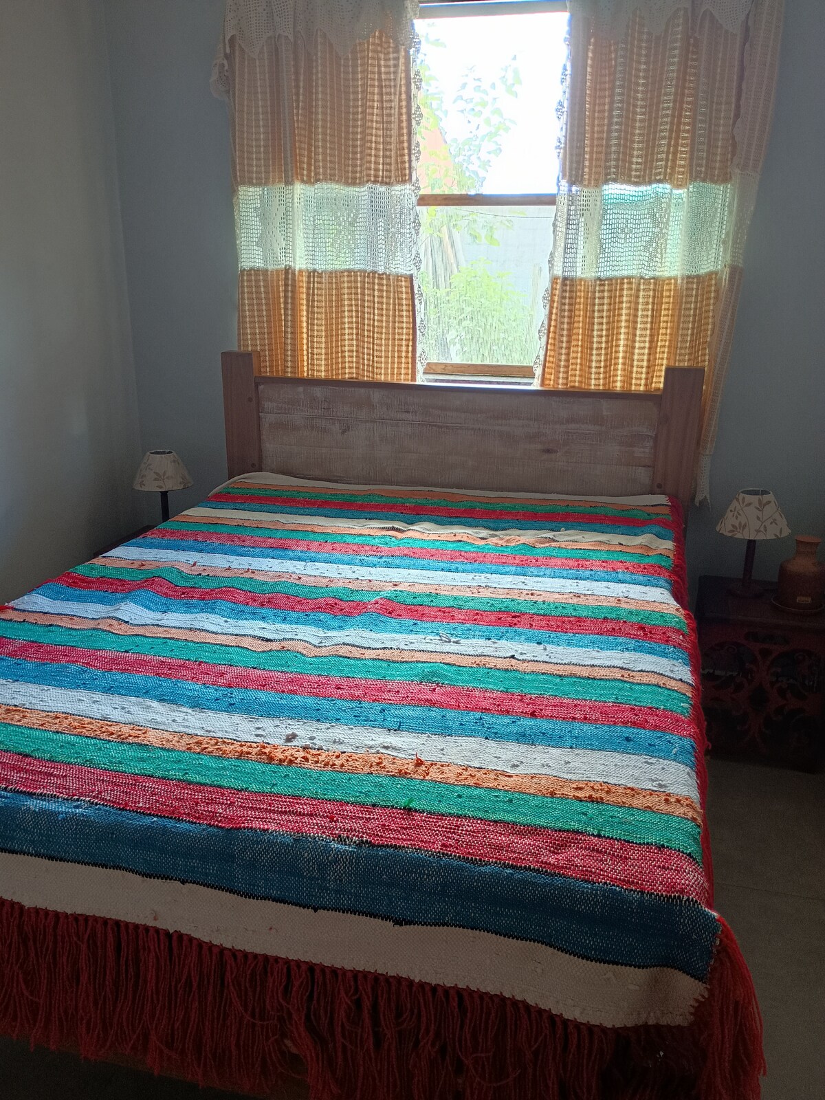 ห้องพักพร้อมเตียงคู่และตู้เสื้อผ้า