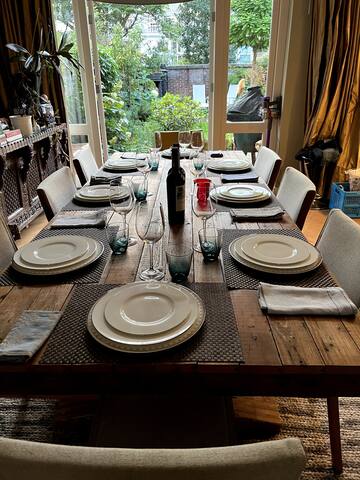 Luxurious townhouse close to centre, park & beach gallery image 3