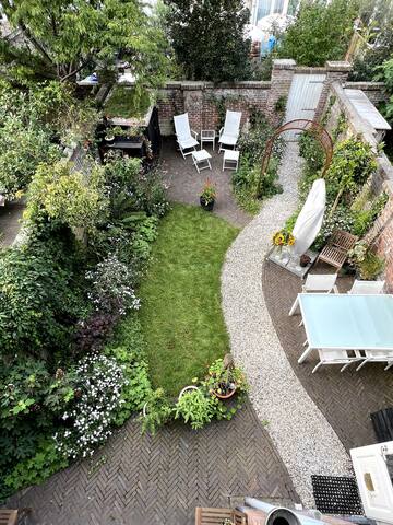 Luxurious townhouse close to centre, park & beach gallery image 5