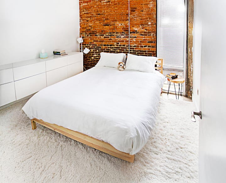 舒适的双人床+豪华床单、额外的枕头和毯子，天花板高18英尺。 