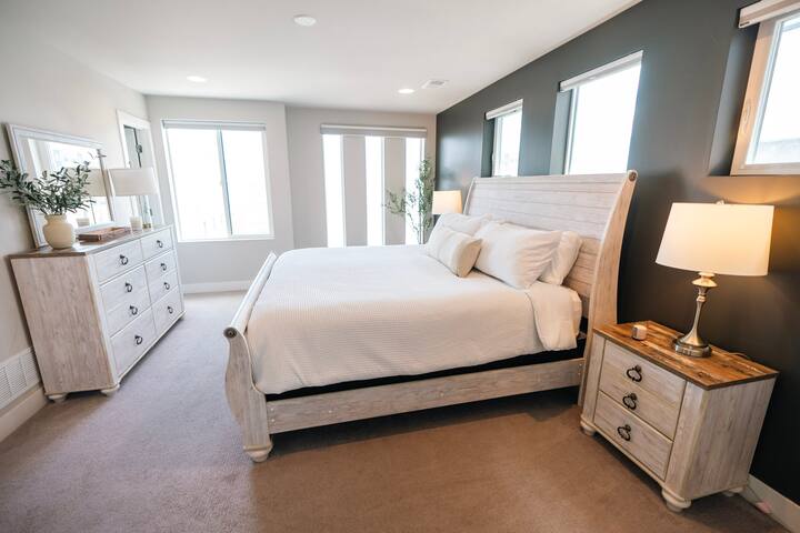 5 Bedroom Modern Home | Central Denver | Garage gallery image 5