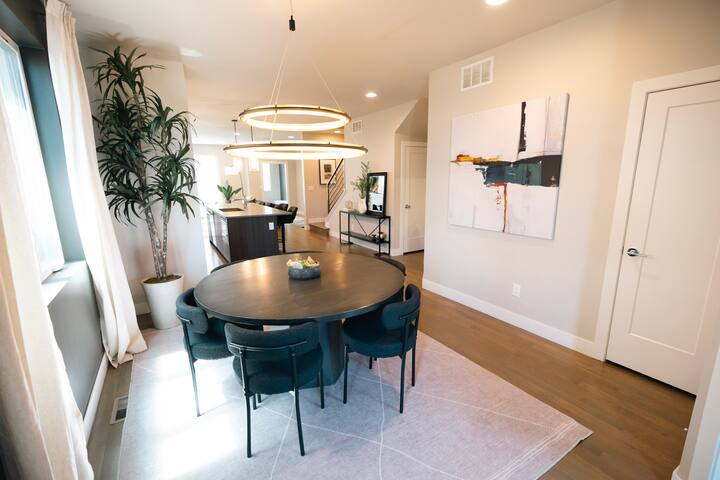 5 Bedroom Modern Home | Central Denver | Garage gallery image 4