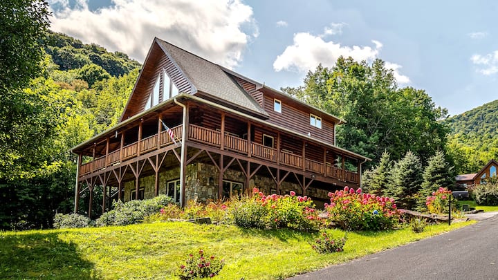 Luxury Log Cabin-mountains-creek-trail-playground - Maggie Valley, NC