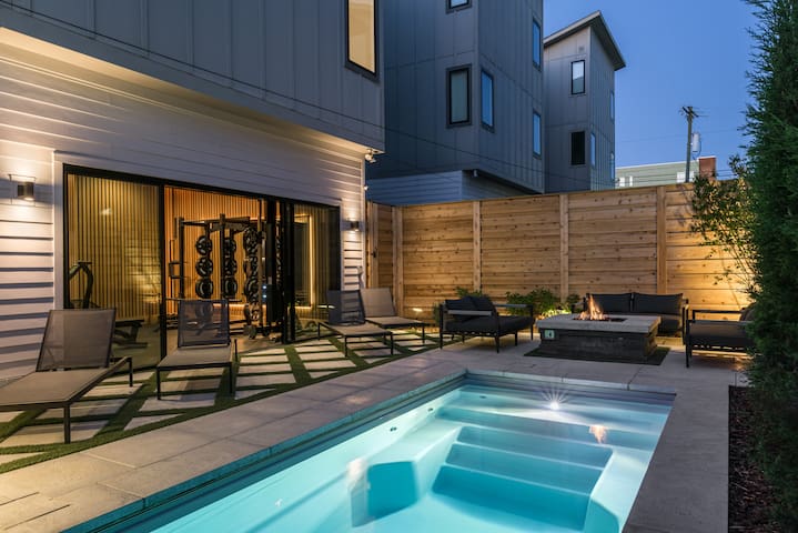 Sunny Modern Oasis • Pool, Hot Tub, FirePit, Grill