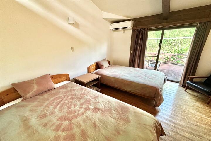 宿のスタッフが『泥染め』で一枚ずつ丁寧に染め上げた”天然アート”を施したリネンを使用しています。