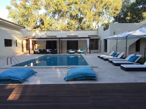 Penina Golf Private Villa: Pool & Outdoor Lounge