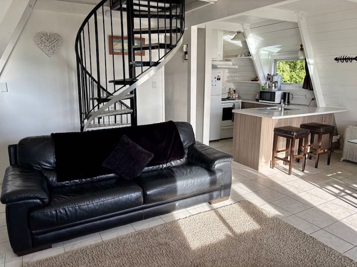 Moeraki Getaway, A-frame, Outdoor Bath, Sea Views - Hampden