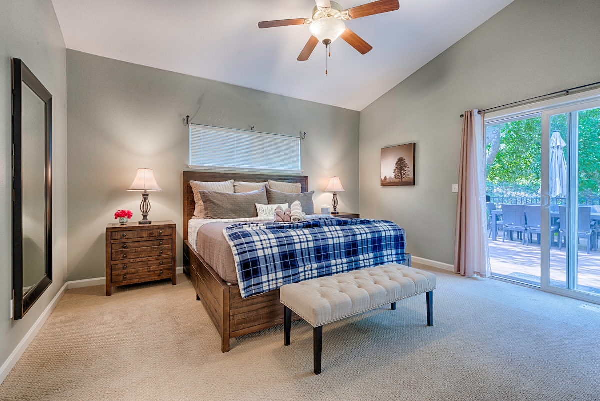 غرفة نوم بسرير كينج مع حمام داخلي وإمكانية الوصول إلى الفناء