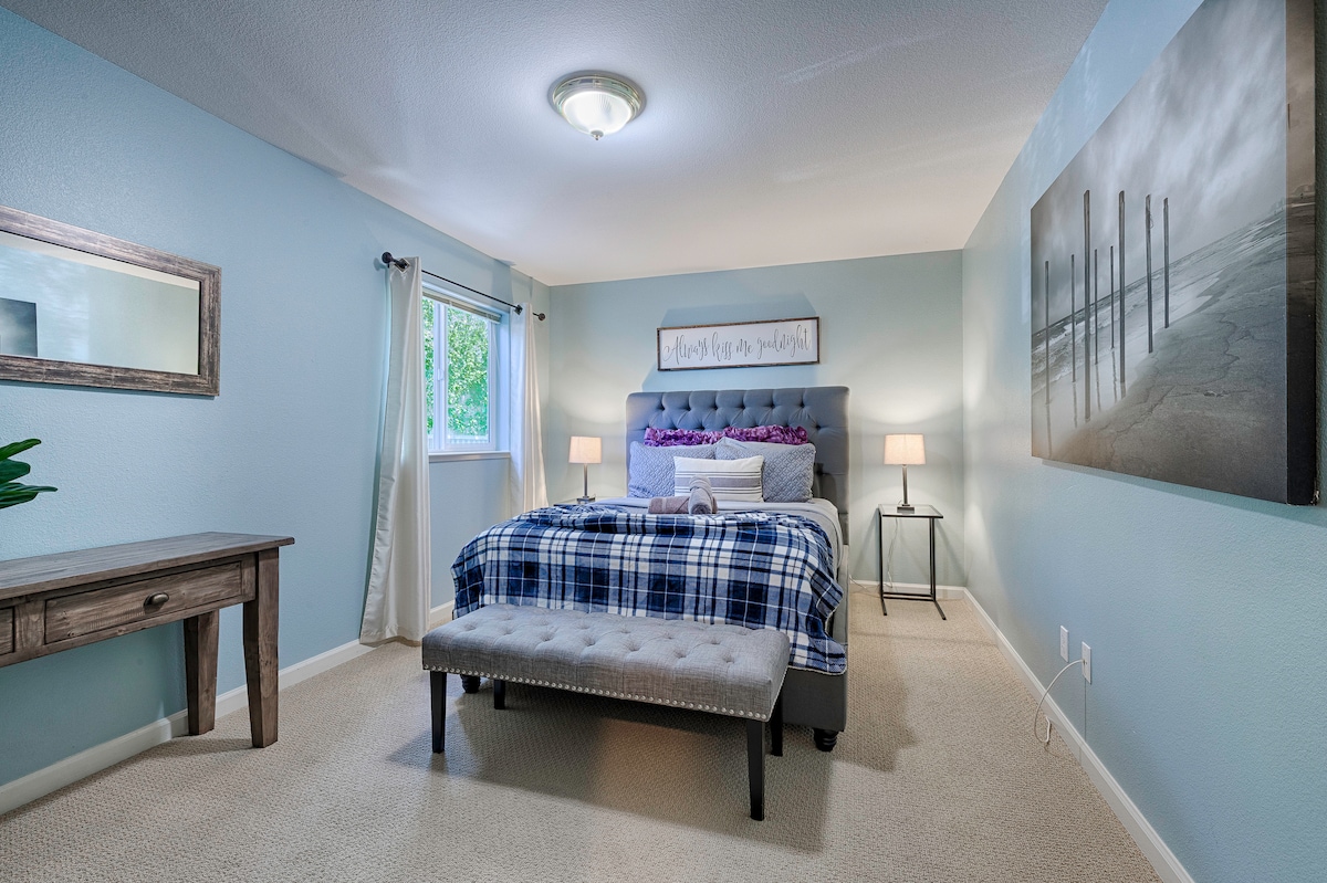 غرفة نوم بحجم كوين في طابق سفلي خاص