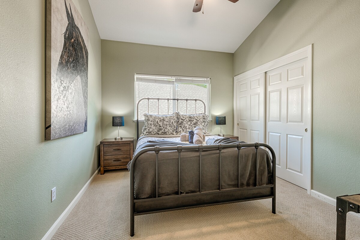 غرفة نوم كوين في الطابق الرئيسي