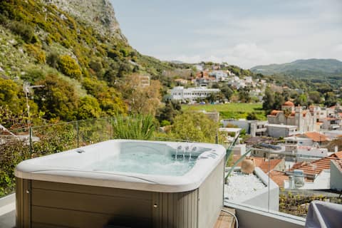 Domus Polymnia, comfy apt with views and jacuzzi!