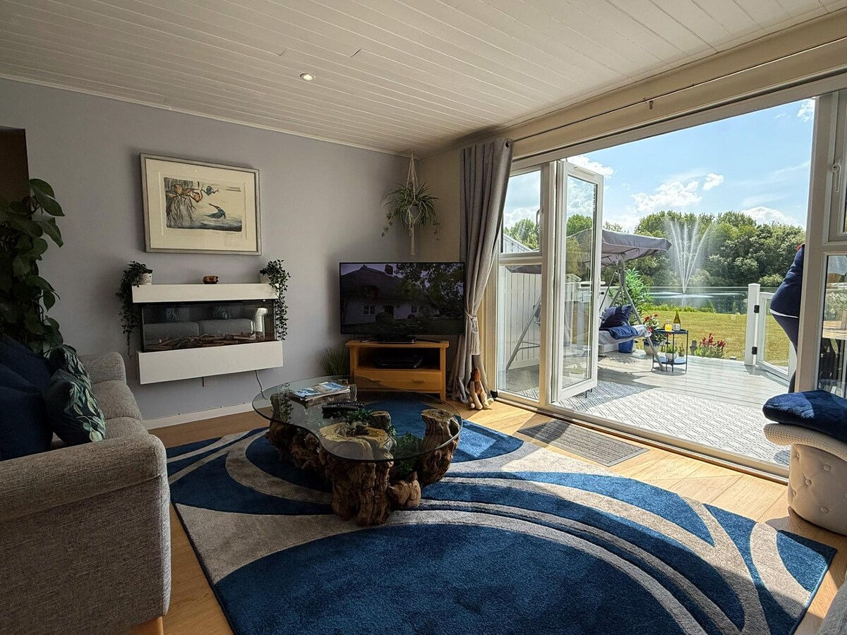 Top Airbnb: Kingfisher Lodge, Isis Lake in Cotswold Lakes in Cotswold