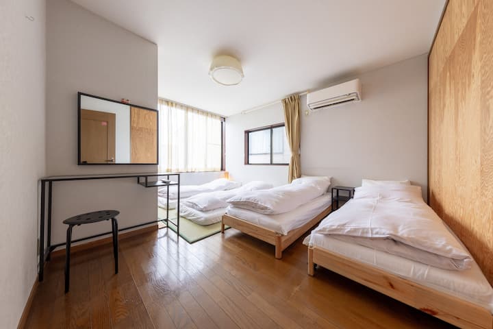 Ეს არის საძინებელი 2 ერთადგილიანი საწოლითა და 2 ფუტონით.