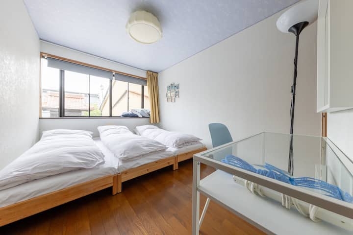 Ეს არის საძინებელი 3 ერთადგილიანი საწოლით.