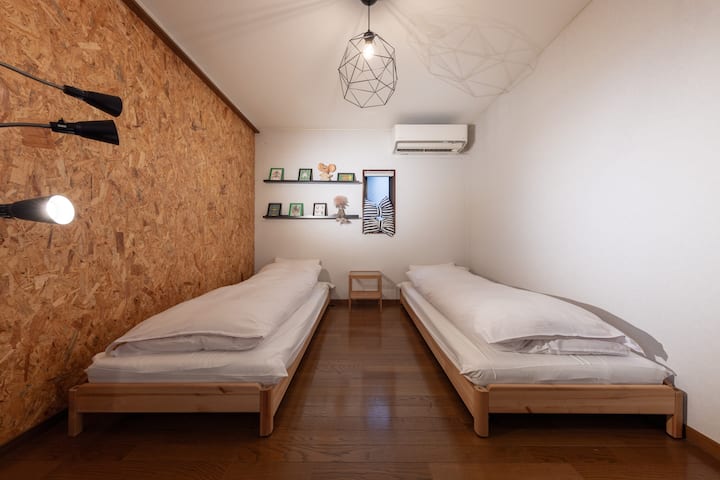 Ეს არის საძინებელი ორი ერთადგილიანი საწოლით.