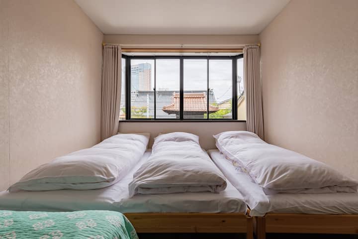 Ეს არის საძინებელი 4 ერთადგილიანი საწოლით.