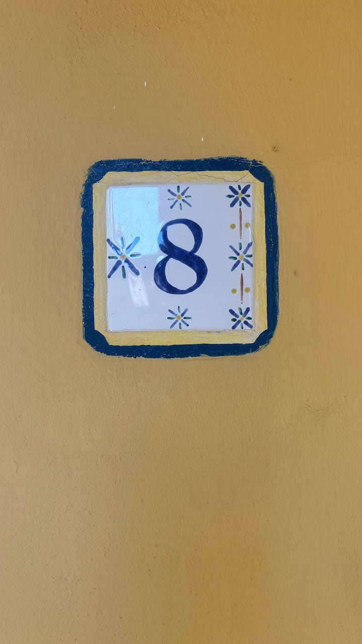 Schlafzimmer 8