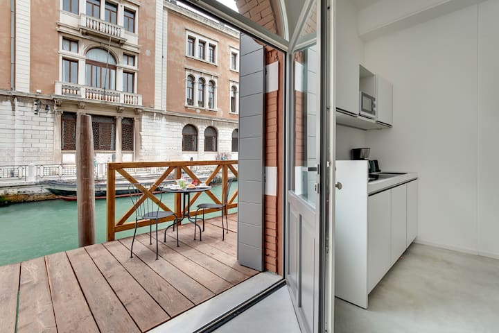 Stunning Luxury Loft, with Private Terrace on Canal