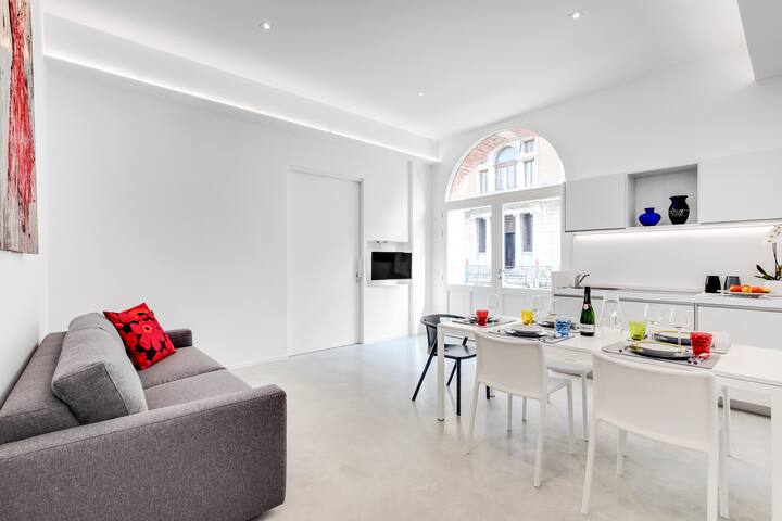 Stunning Luxury Loft, with Private Terrace on Canal gallery image 2