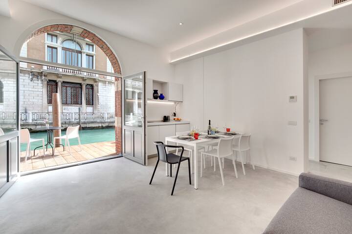 Stunning Luxury Loft, with Private Terrace on Canal gallery image 3