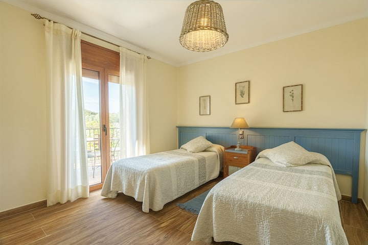 La habitación con dos camas individuales de Mas el Brugué