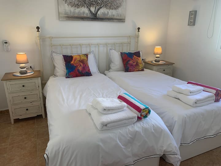 双人卧室，配备全套衣柜