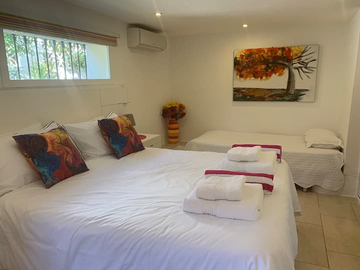 主卧配备加大双人床和单人床。  配备齐全的衣柜和梳妆台