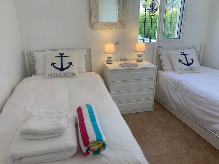 双人卧室，配备全套衣柜