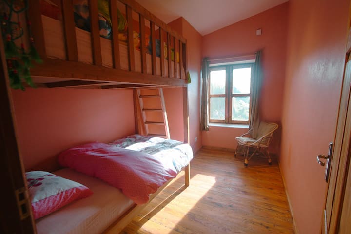 Dormitorio con literas perfecto para niños o amigos.