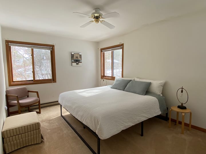 Cama king y espacio de trabajo en el dormitorio 2