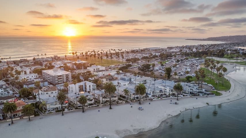 Best Beach in seconds! AC Luxury KING Beds!