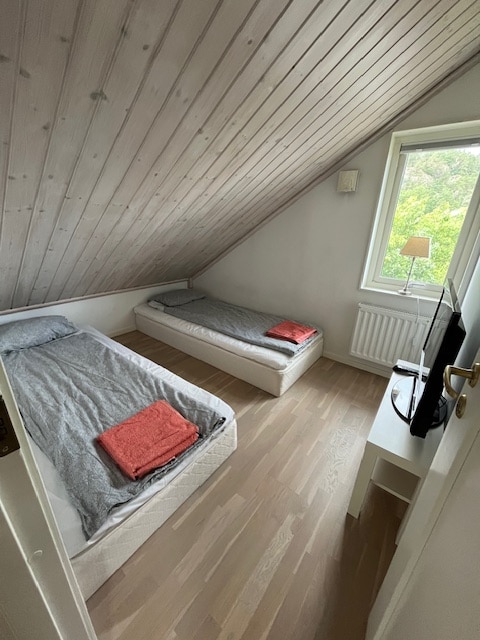 两张90厘米的床，一张180厘米的双人床。 