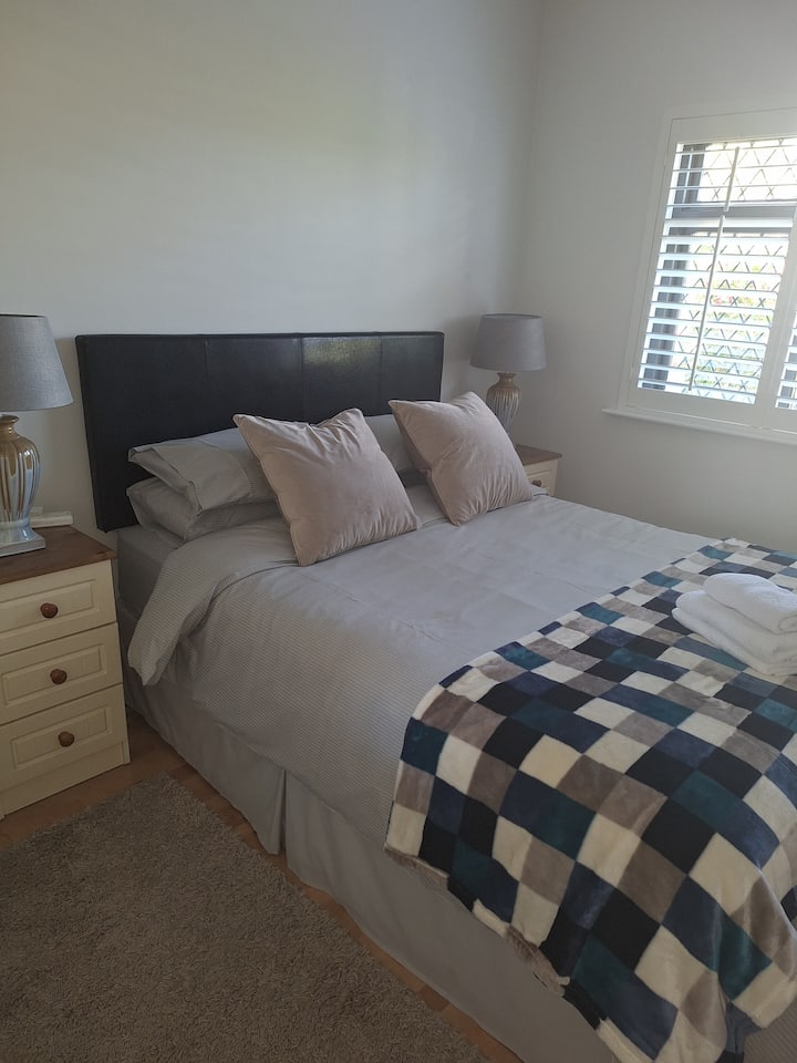 加大双人床
遮光百叶
窗
毛巾 