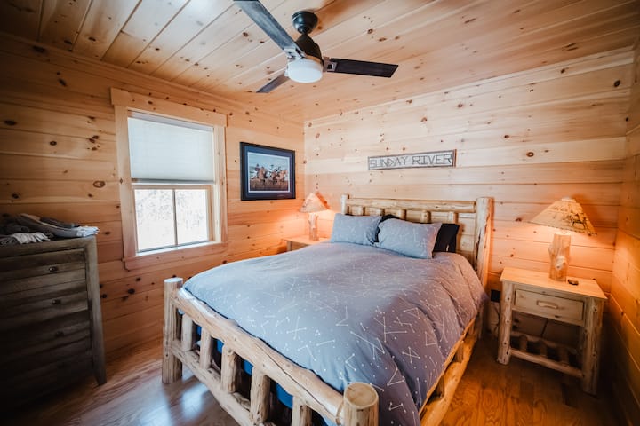 一楼卧室配有标准双人床