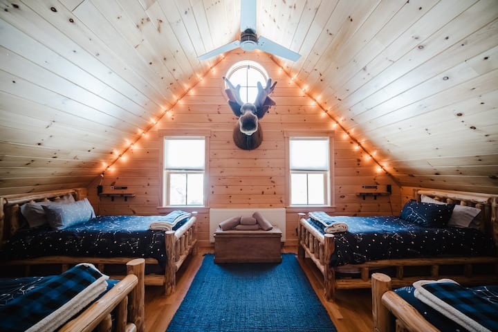 顶层双层房，配有4张单人床和1只巨型驼鹿！