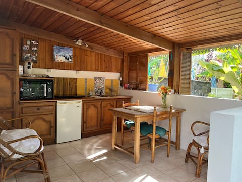 Top Airbnb: Charming bungalow in an exotic park & pool in Saint Paul