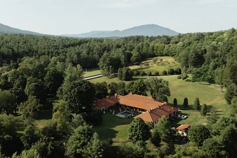 River Road Farm:
Ultimate VT Getaway with Hot Tub