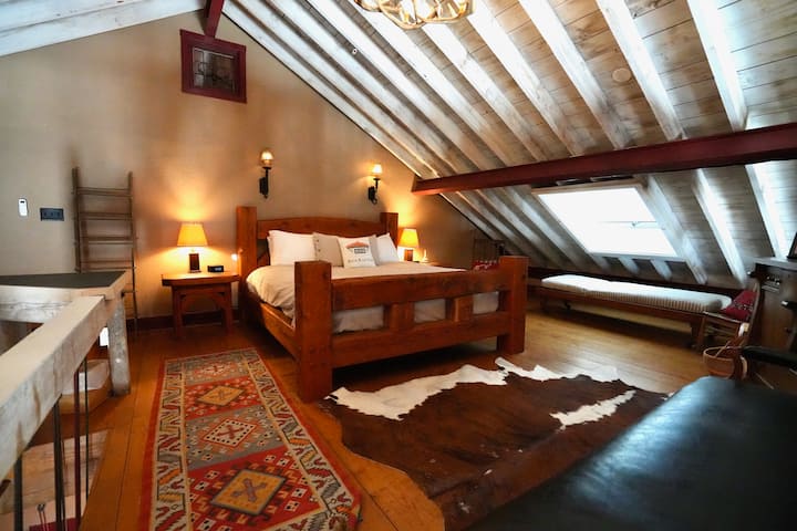 נעים, מוגבה ומחובר. חדר השינה הפרטי למחצה הזה בלופט קינג משקיף על הסלון, ומציע שילוב ייחודי של פתיחות וריטריט. עם טלוויזיה חכמה וגישה נוחה לחדר רחצה ממש מתחת, זה מקום מזמין להירגע ולנוח.