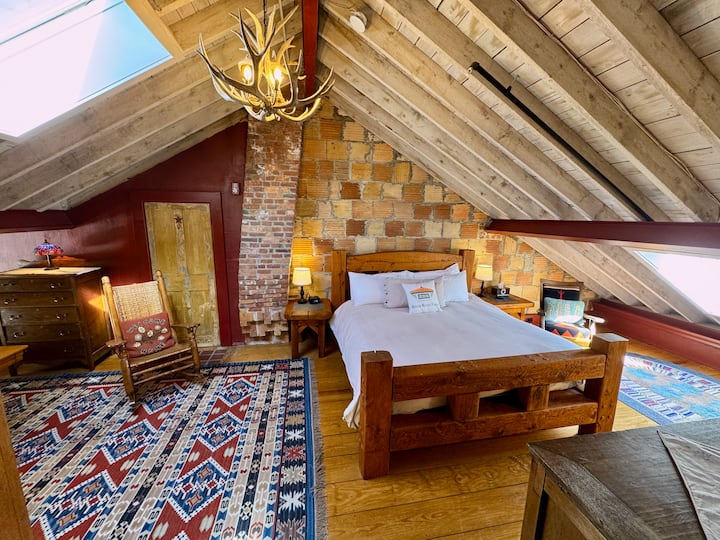 להתבודד ביוקרה בסוויטה הראשית. עם מיטת קינג סייז מפוארת וסוויטה פרטית עם אמבטיה קלאסית עם רגליים ומקלחת, חלל שליו זה מיועד למנוחה אולטימטיבית. 