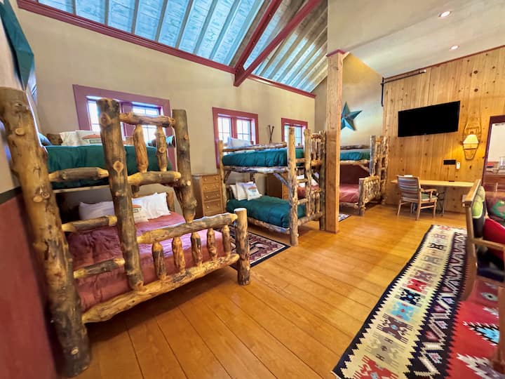 חדר הקומתיים הייחודי כולל 4 מיטות זוגיות ו -8 מיטות זוגיות, כולן מעוצבות ביומנים יפהפיים למגע כפרי אמיתי. המקום האולטימטיבי לשהיות קבוצתיות, למפגשים משפחתיים ולצחוק בשעות הלילה המאוחרות. חמים, מרווח ובלתי נשכח!