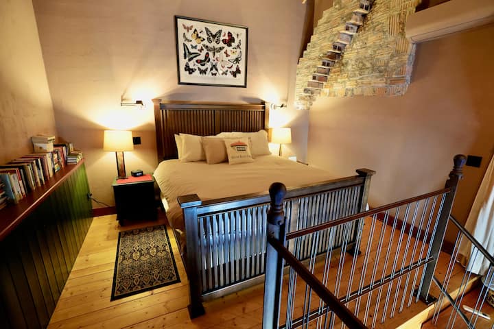 חדר השינה הנוח הזה, החבוי בקצה המרוחק של האסם, מציע מקום מפלט שקט ללילות נינוחים. עם וילונות פרטיות להחשכת החדר, זהו מקום המסתור המושלם להירגע ולהיטען מחדש אחרי יום של הרפתקאות בוורמונט. 