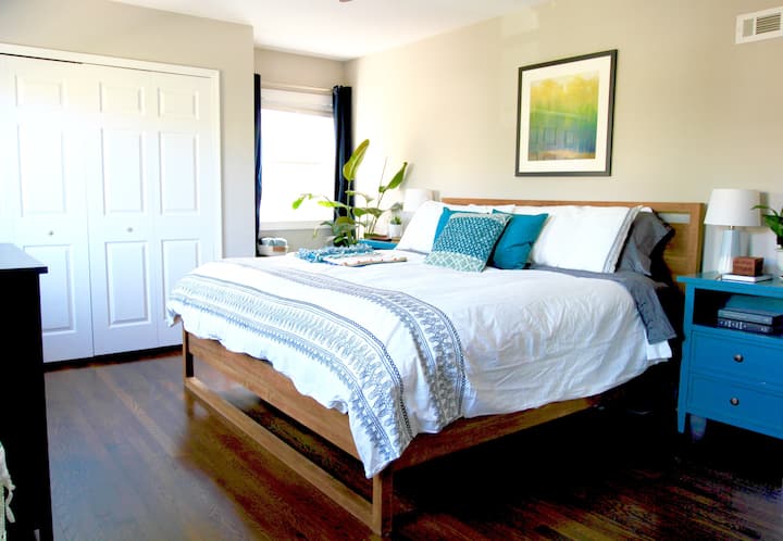 Una espaciosa suite principal con cama tamaño king y baño privado adjunto