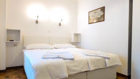 Spacious & Charming Apartment (FREE Parking & Bikes!)