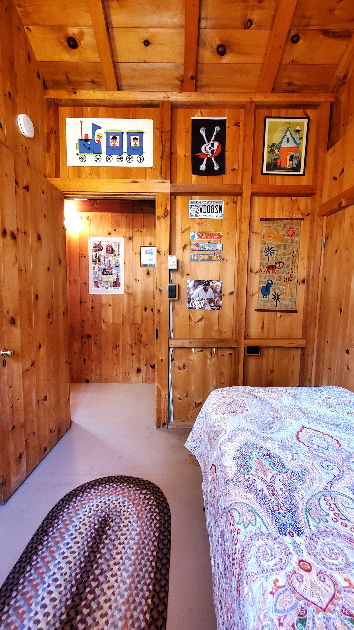 38. Green Twin Bunkroom: zábavná nástenná výzdoba pre veľké a malé deti!