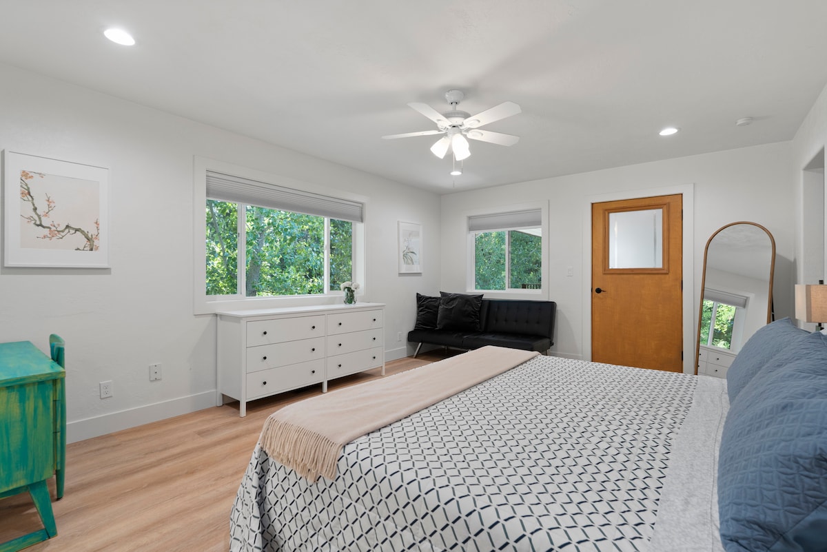 ห้องนอนใหญ่กว้างขวางพร้อมฟูกคู่และพื้นที่ทำงาน